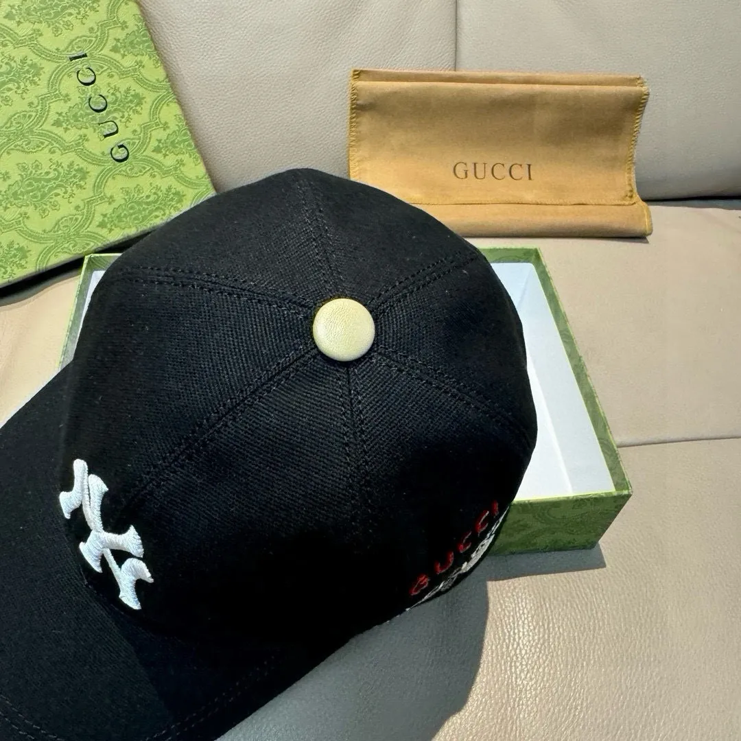 P160, NY&Gucci (Gucci) cooperation model, the latest original baseball cap, 1:1 mold customization, heavy embroidery, details comparable to counters, original canvas fabric + first-layer cowhide, excellent quality! The first choice for handsome men and beautiful women, fashionable and versatile. The basic head circumference is 56cm, and the patch is adjustable. Black and white two colors