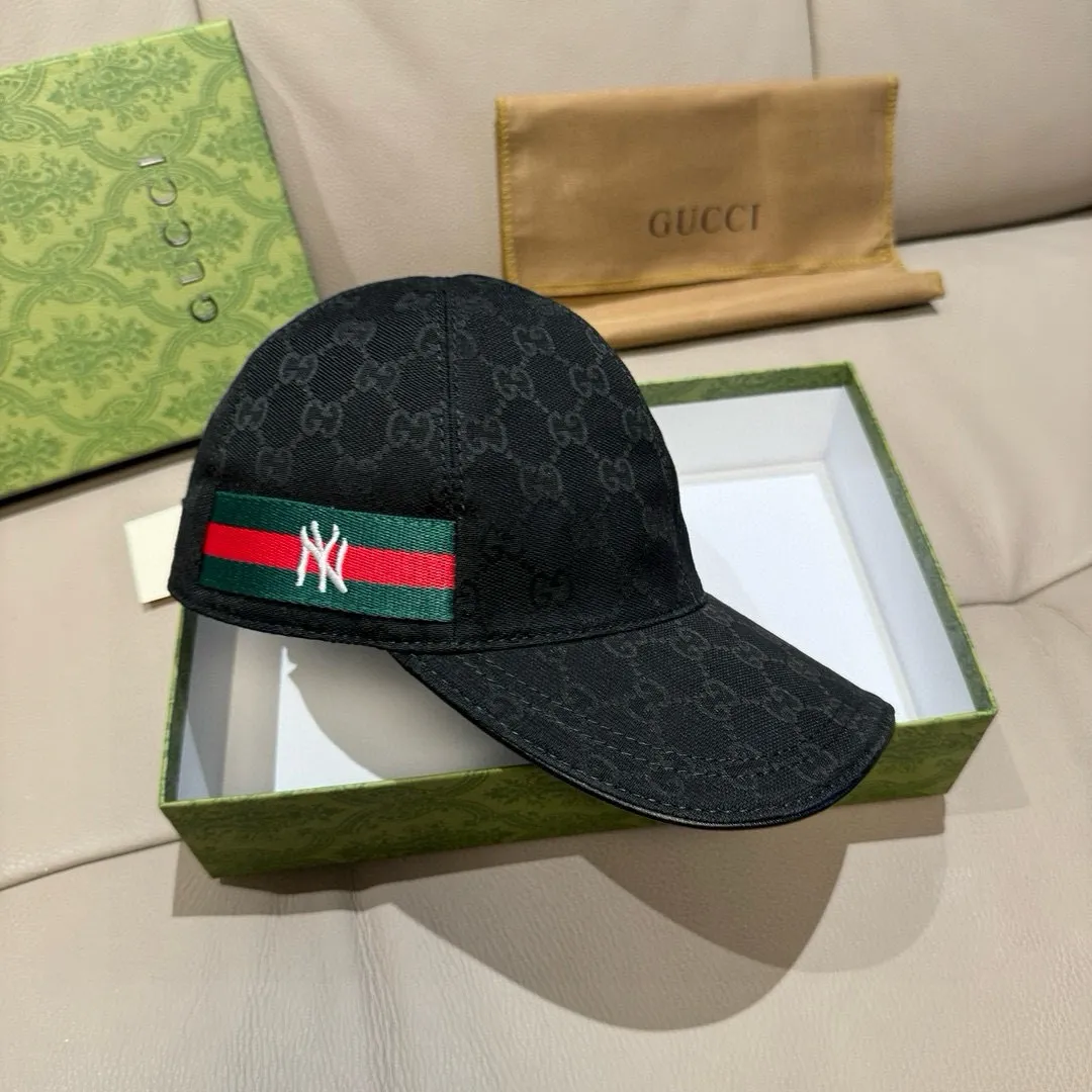 p90, the latest collaboration model of NY&Gucci (Gucci), original baseball cap, 1:1 mold customization, details comparable to those at the counter, original canvas fabric + first-layer cowhide, excellent quality! The first choice for handsome men and beautiful women, fashionable and versatile. The basic head circumference is 56cm, and the patch is adjustable.