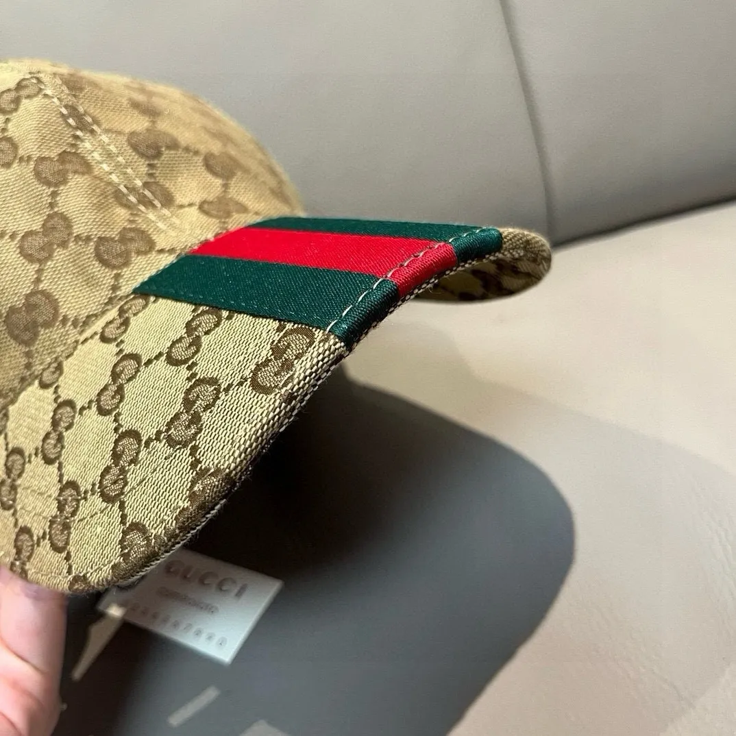 P90 new model is shipped! , Gucci (Gucci) latest original baseball cap, wide webbing. 1:1 mold opening and customization at the counter, the highest version, original canvas fabric + first-layer cowhide, light and breathable! Photographed in real life, suitable for men and women in all seasons, basic head circumference 56cm, adjustable patches.