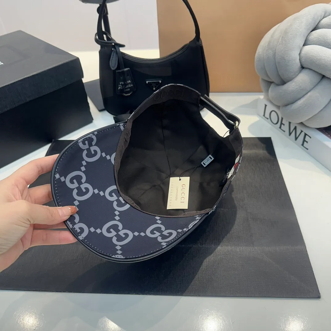 P80 Gucci (Gucci) new spring and summer original baseball cap, logo webbing, 1:1 mold customization, original canvas fabric + first-layer cowhide, popular purchasing agent, versatile style for men and women, great quality! The basic head circumference is 56cm, and the patch is adjustable.