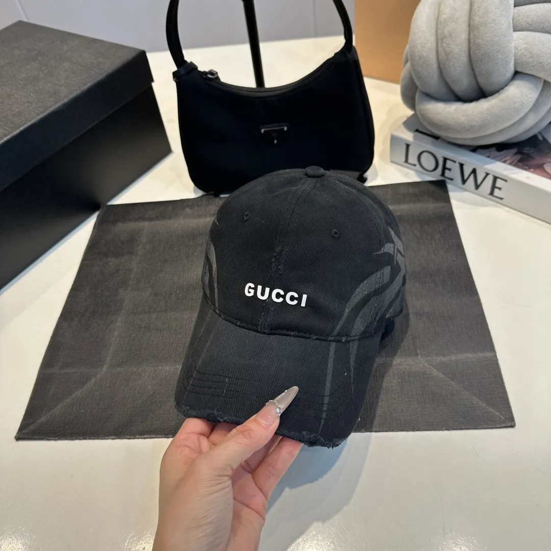 P60 GUCCI ripped baseball cap, the original quality is very popular, the craftsmanship is very exquisite, the atmosphere is high-end and classy! Low-key luxury, easy to carry! Running volume!