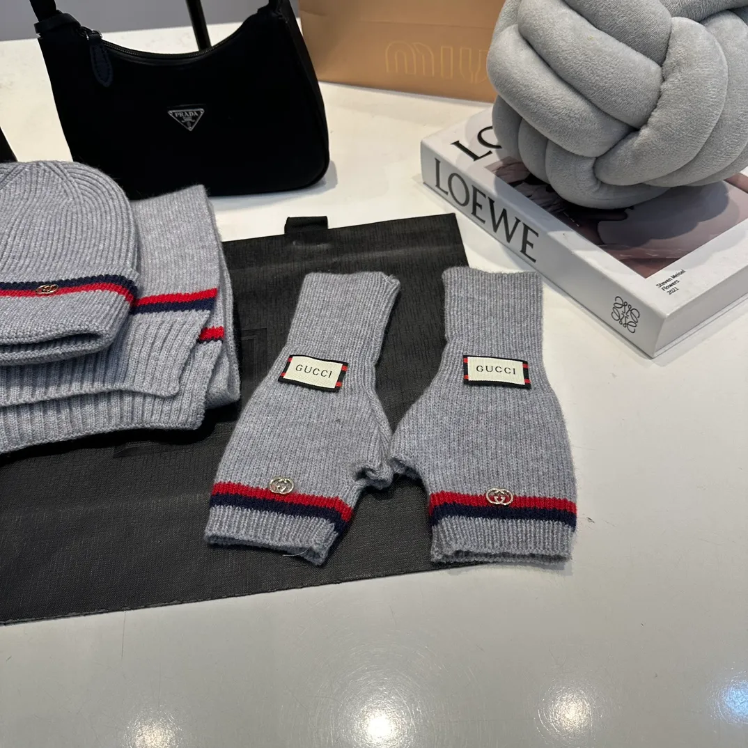 P180 (not ordinary goods in the market) GUCCI official website new wool cashmere suit series 🌟 hat + scarf + gloves official website synchronization, (same style for men and women) high quality, original fabric is very high-end, casual and versatile, simple yet elegant style, not to be missed!