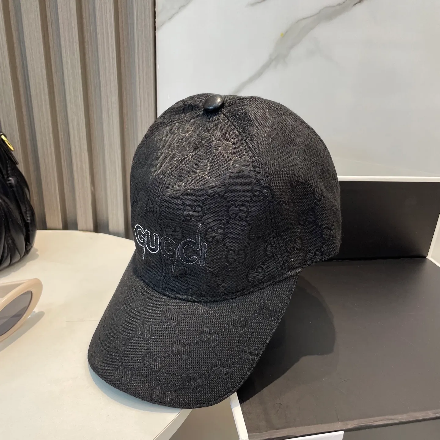 P60 Gucci (Gucci) classic original baseball cap😍Customized with 1:1 mold opening at the counter, the highest version, the original canvas is light and breathable! Photographed in real life, suitable for men and women in all seasons, basic head circumference 56cm, adjustable patches.