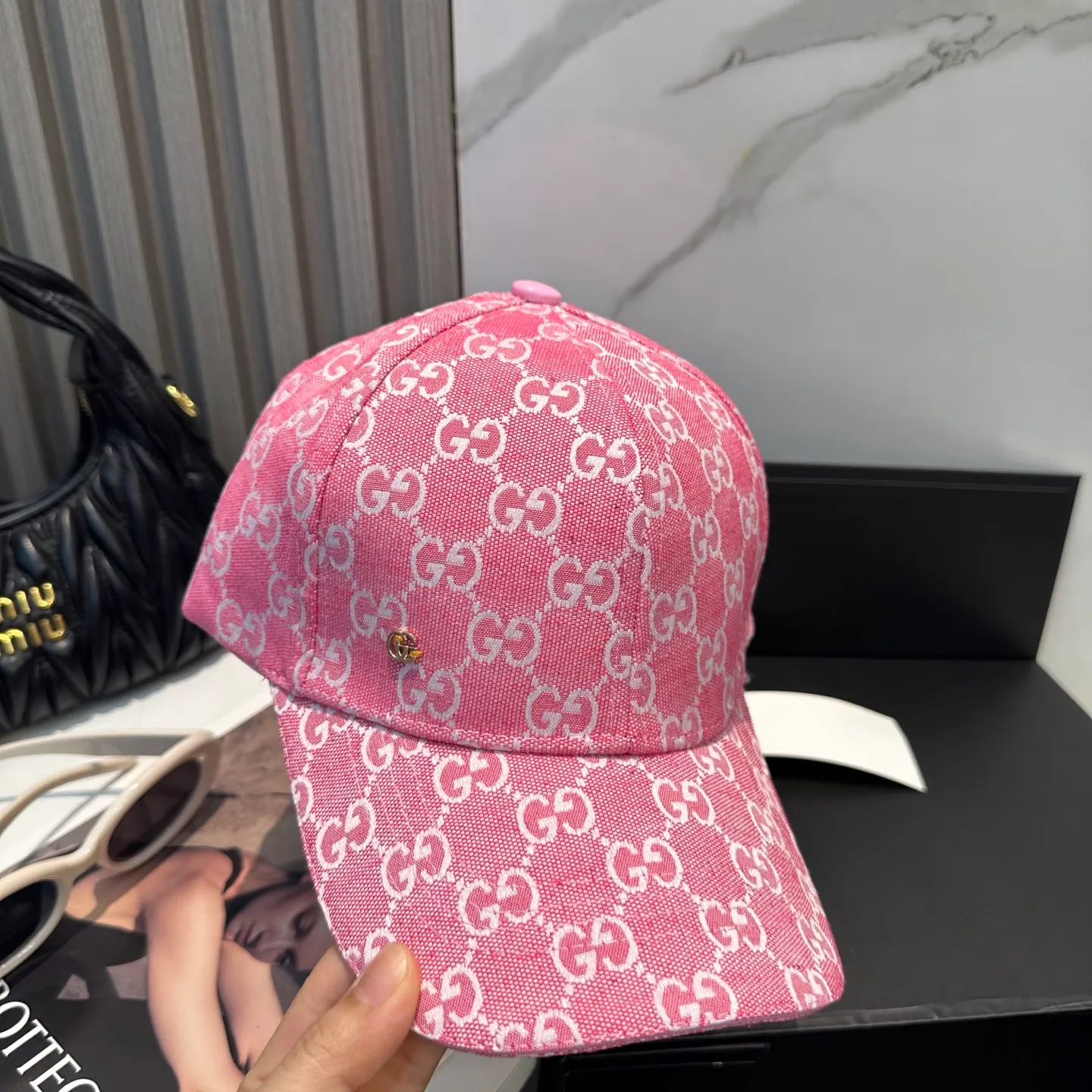 P60 Gucci (Gucci) classic original baseball cap😍Customized with 1:1 mold opening at the counter, the highest version, the original canvas is light and breathable! Photographed in real life, suitable for men and women in all seasons, basic head circumference 56cm, adjustable patches.