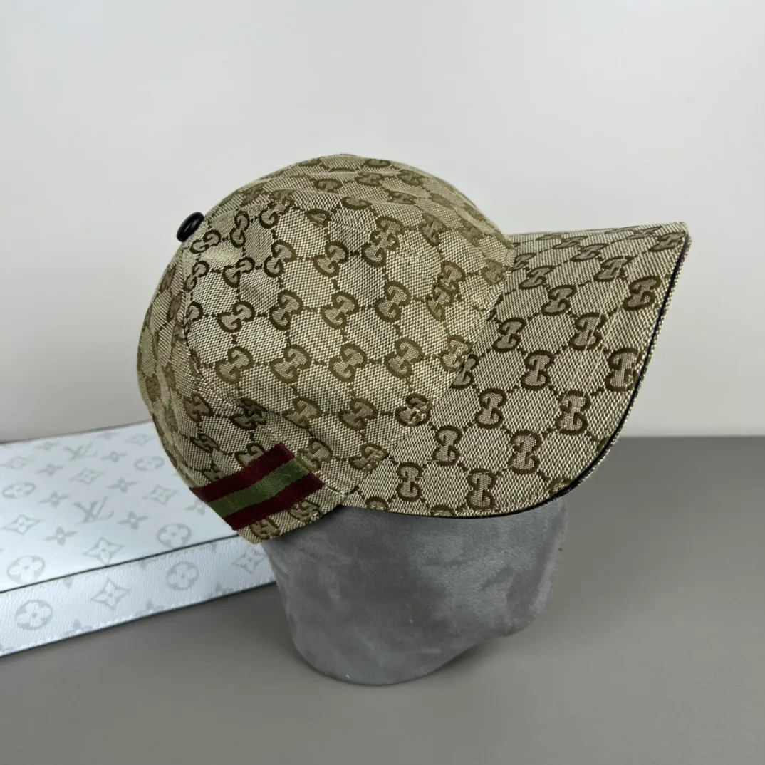 80💰Gucci (Gucci) new original baseball cap, metal small double G, the latest model at the counter, 1:1 mold customization, genuine mold hardware, original canvas fabric + first layer of cowhide, original quality! The quality is great, the basic head circumference is 56cm, and the patch is adjustable.