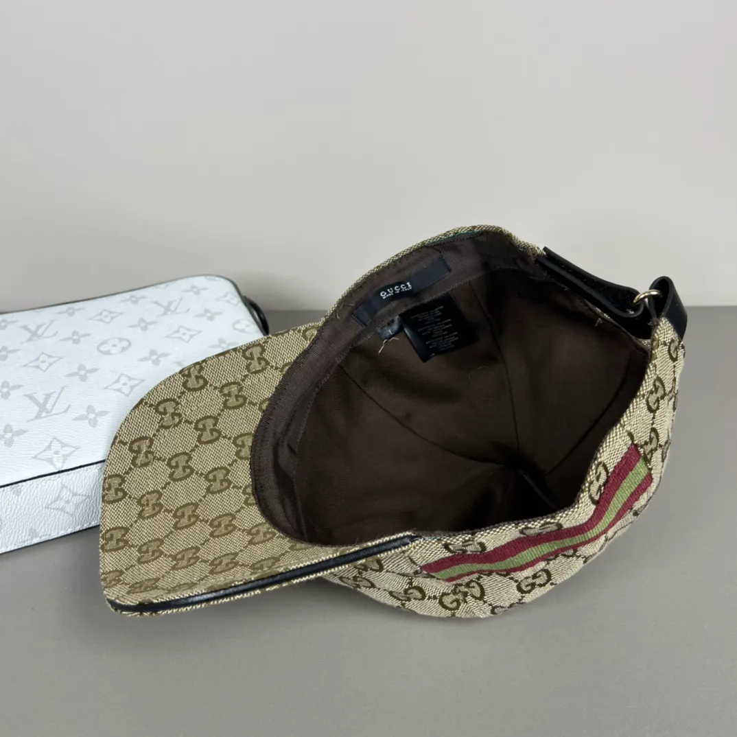 80💰Gucci (Gucci) new original baseball cap, metal small double G, the latest model at the counter, 1:1 mold customization, genuine mold hardware, original canvas fabric + first layer of cowhide, original quality! The quality is great, the basic head circumference is 56cm, and the patch is adjustable.