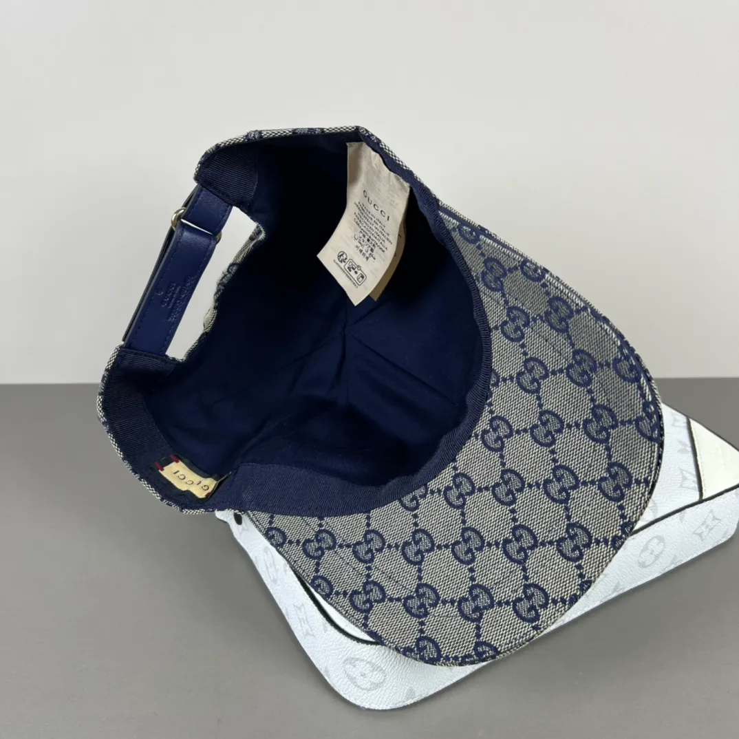 150💰Gucci (Gucci) new model original baseball cap, counter purchase quality 1:1 mold customization, genuine mold opening hardware, original canvas fabric + first-layer cowhide, original factory quality! The quality is great and the patch is adjustable. Accurate matching, perfect integration of details and craftsmanship!