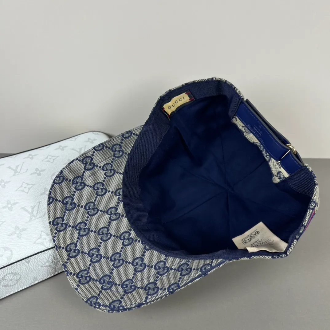 150💰Gucci (Gucci) new model original baseball cap, counter purchase quality 1:1 mold customization, genuine mold opening hardware, original canvas fabric + first-layer cowhide, original factory quality! The quality is great and the patch is adjustable. Accurate matching, perfect integration of details and craftsmanship!