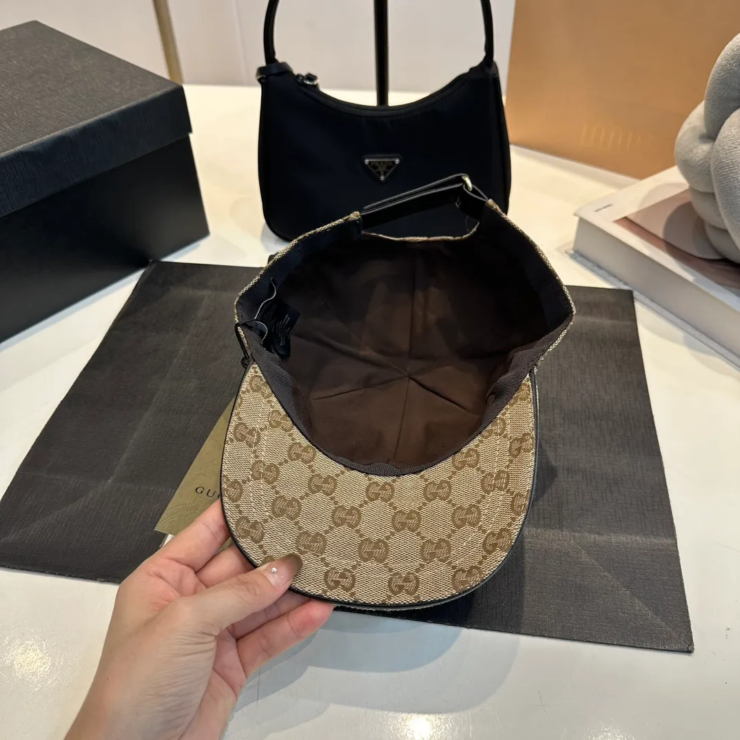P240 GUCCI Gucci baseball cap, the craftsmanship is very exquisite, high-end and classy! Low-key luxury, easy to carry! The best-selling model in the counter, dark pattern small pair G, 1:1 mold opening and customization, waterproof fabric, pure cotton lining, light and breathable. Perfect fit, accurate alignment, each leather buckle has a different code, cow leather adjustment buckle, exclusive real shot, suitable for men and women.