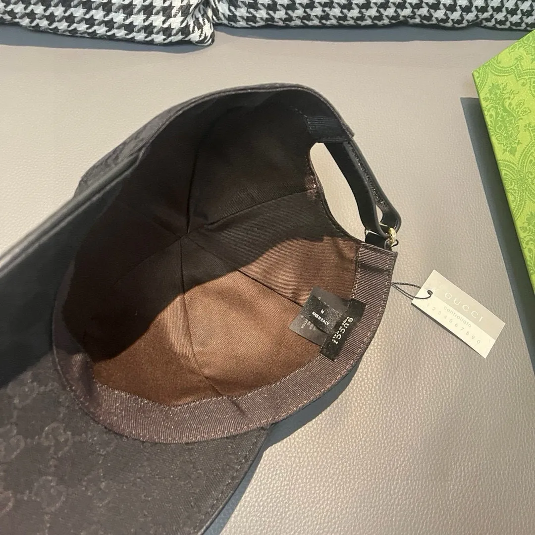Batch of 900,000-year-old classic models shipped!   , Gucci (Gucci) classic original baseball cap 😍😍 small gold embroidery, 1:1 mold opening and customization at the counter, the highest version, original canvas + first-layer cowhide, pure cotton lining, light and breathable! Photographed in real life, suitable for men and women in all seasons, basic head circumference 56cm, adjustable patches.