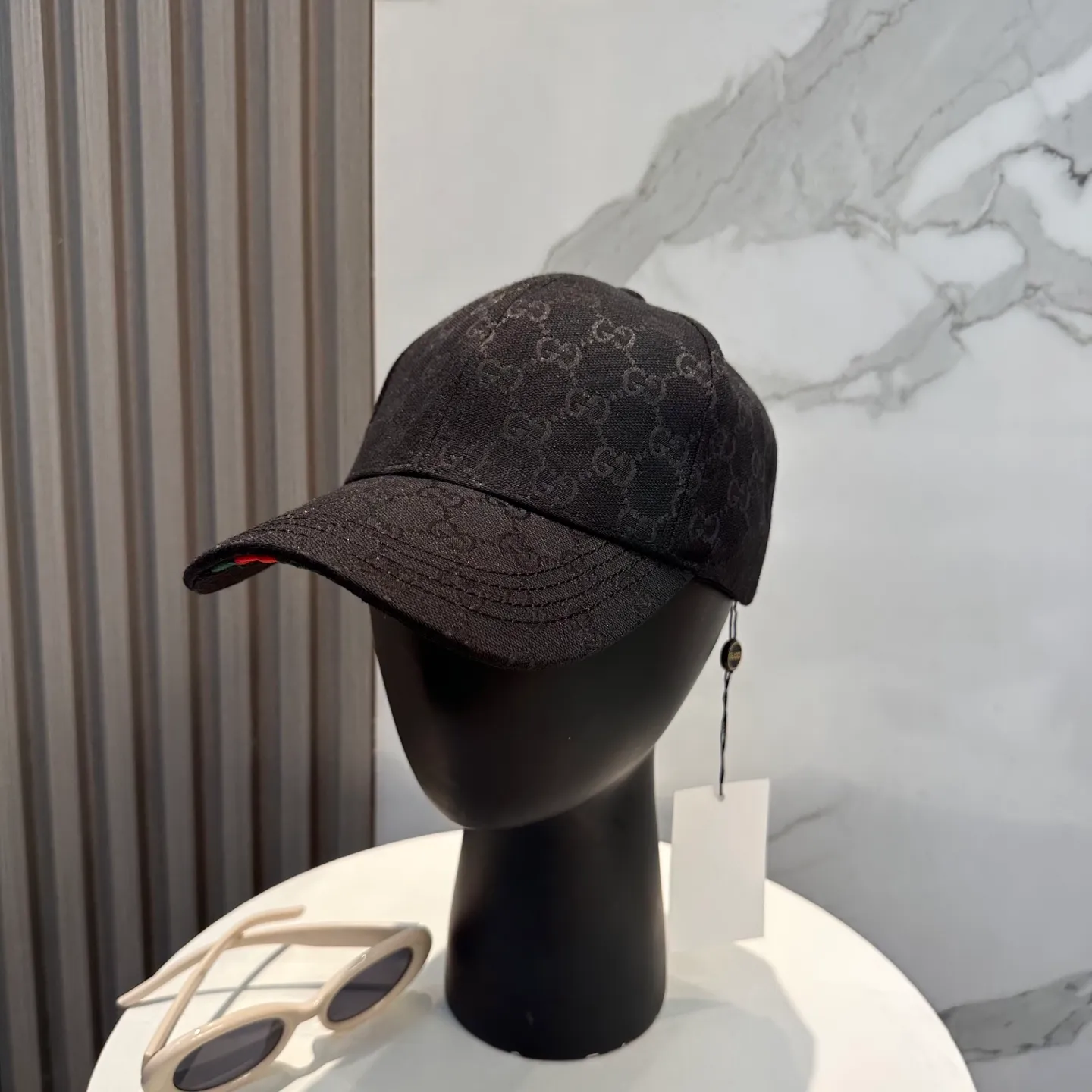 P60💰Gucci Baseball Cap♥️GUCCI🧢Official new product, baseball cap, original quality, hot arrival 🔥🎩 The craftsmanship is very exquisite, high-end and classy! Low-key luxury, easy to carry! Running volume!