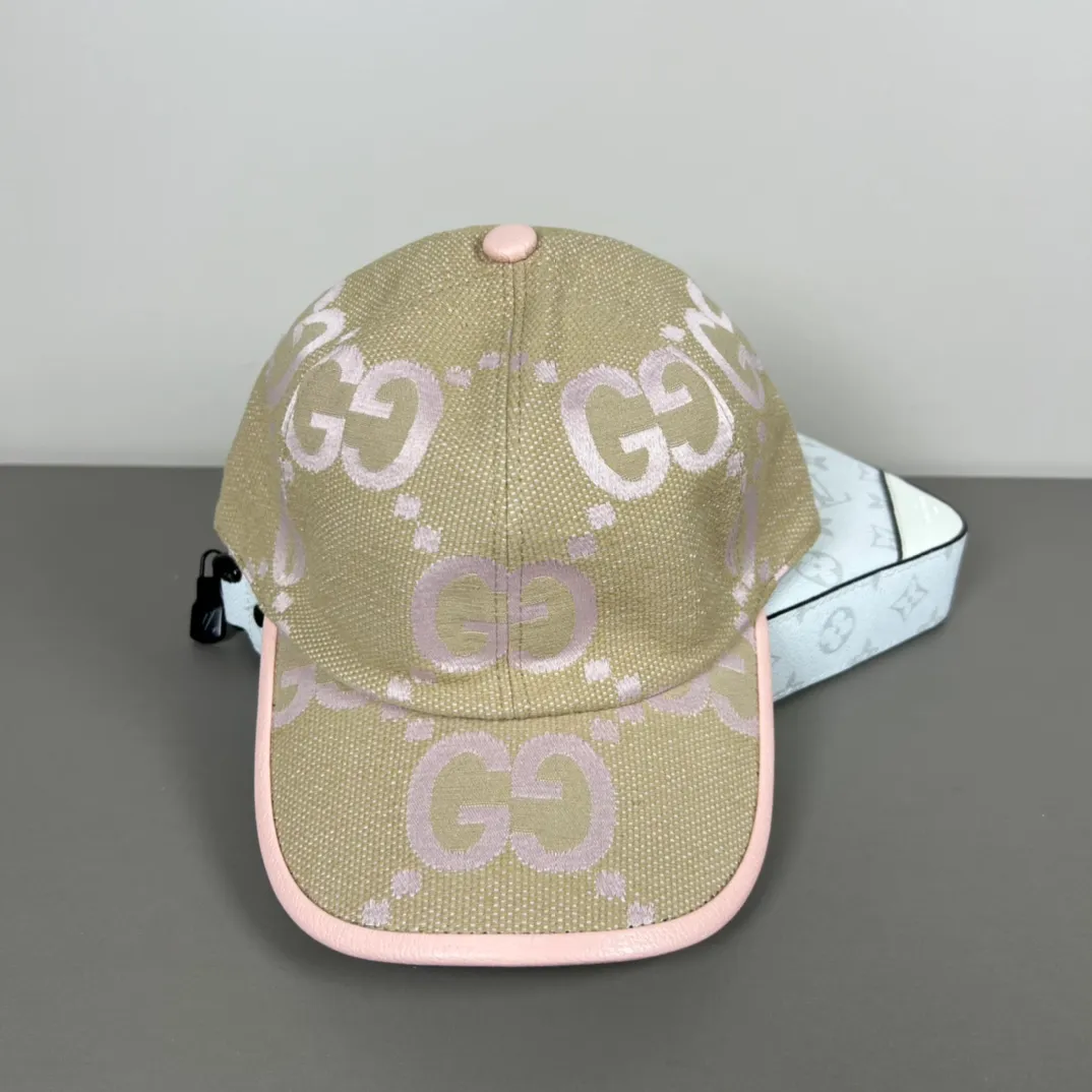 80💰Gucci (Gucci) new original baseball cap, metal small double G, the latest model at the counter, 1:1 mold customization, genuine mold hardware, original canvas fabric + first layer of cowhide, original quality! The quality is great, the basic head circumference is 56cm, and the patch is adjustable.