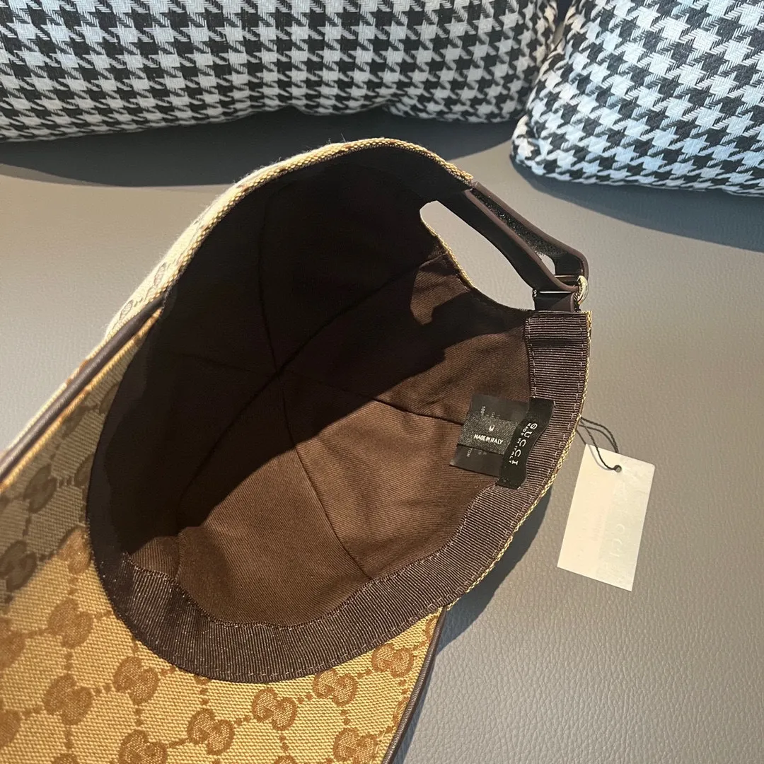 🉐90 new models shipped!   , Gucci (Gucci) latest original baseball cap, Gucci small embroidery, 1:1 mold opening and customization at the counter, the highest version, original canvas + first-layer cowhide, pure cotton lining, light and breathable! Photographed in real life, suitable for men and women in all seasons, basic head circumference 56cm, adjustable patches.