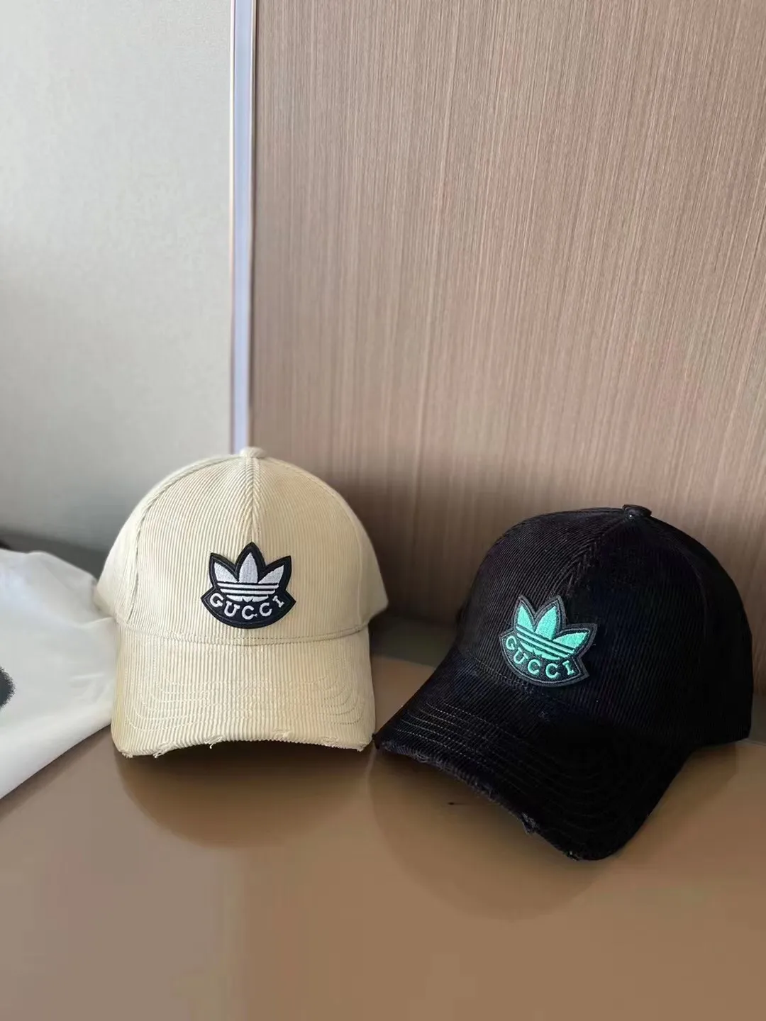 Special batch of 60 adidas x Gucci co-branded corduroy baseball caps 🧢 Gucci held its first show in Milan in two years and announced a shocking collaboration with Adidas! A new spark comes from the collision💥💥
