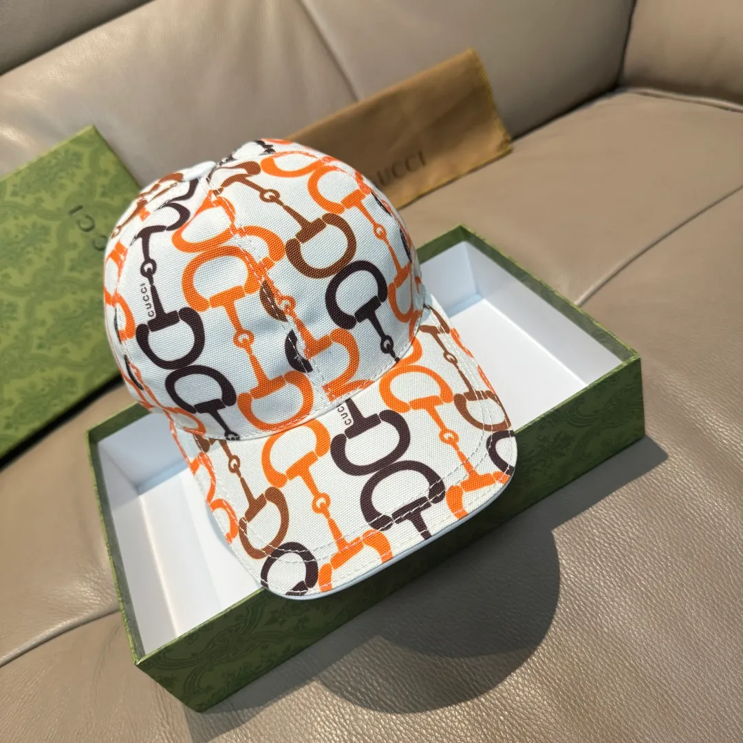 p90 Horsebit buckle shipped. Gucci new original baseball cap, horsebit buckle baseball cap. 1:1 mold opening and customization at the counter, original canvas fabric + first layer of cowhide, light and breathable! The basic head circumference is 56cm, and the patch is adjustable.