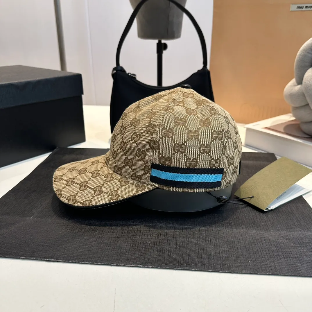 P240 GUCCI Gucci baseball cap, the craftsmanship is very exquisite, high-end and classy! Low-key luxury, easy to carry! The best-selling model in the counter, dark pattern small pair G, 1:1 mold opening and customization, waterproof fabric, pure cotton lining, light and breathable. Perfect fit, accurate alignment, each leather buckle has a different code, cow leather adjustment buckle, exclusive real shot, suitable for men and women.