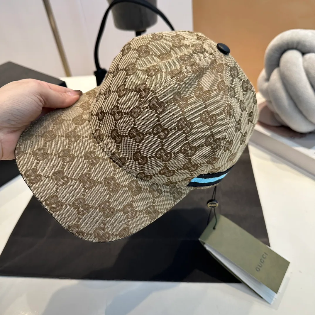 P240 GUCCI Gucci baseball cap, the craftsmanship is very exquisite, high-end and classy! Low-key luxury, easy to carry! The best-selling model in the counter, dark pattern small pair G, 1:1 mold opening and customization, waterproof fabric, pure cotton lining, light and breathable. Perfect fit, accurate alignment, each leather buckle has a different code, cow leather adjustment buckle, exclusive real shot, suitable for men and women.