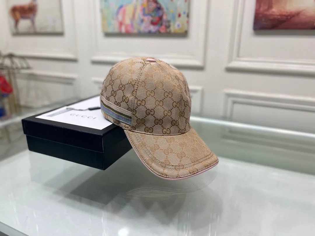 🉐900,000-year-old classic model shipped! Comes with a box bag, Gucci's classic original baseball cap😍😍Customized at a 1:1 mold at the counter, the highest version, original canvas fabric + first-layer cowhide, light and breathable! Photographed in real life, suitable for men and women in all seasons, basic head circumference 56cm, adjustable patches.
