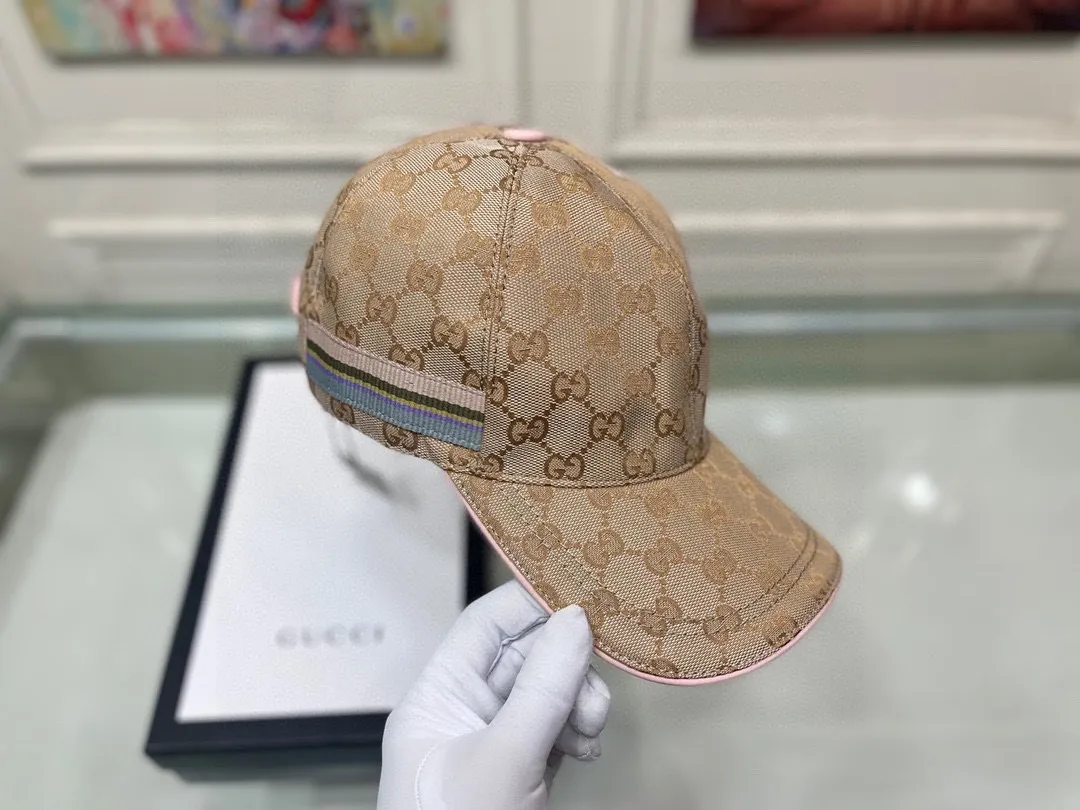 🉐900,000-year-old classic model shipped! Comes with a box bag, Gucci's classic original baseball cap😍😍Customized at a 1:1 mold at the counter, the highest version, original canvas fabric + first-layer cowhide, light and breathable! Photographed in real life, suitable for men and women in all seasons, basic head circumference 56cm, adjustable patches.