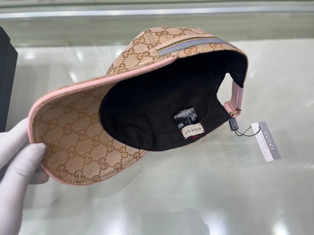 🉐900,000-year-old classic model shipped! Comes with a box bag, Gucci's classic original baseball cap😍😍Customized at a 1:1 mold at the counter, the highest version, original canvas fabric + first-layer cowhide, light and breathable! Photographed in real life, suitable for men and women in all seasons, basic head circumference 56cm, adjustable patches.