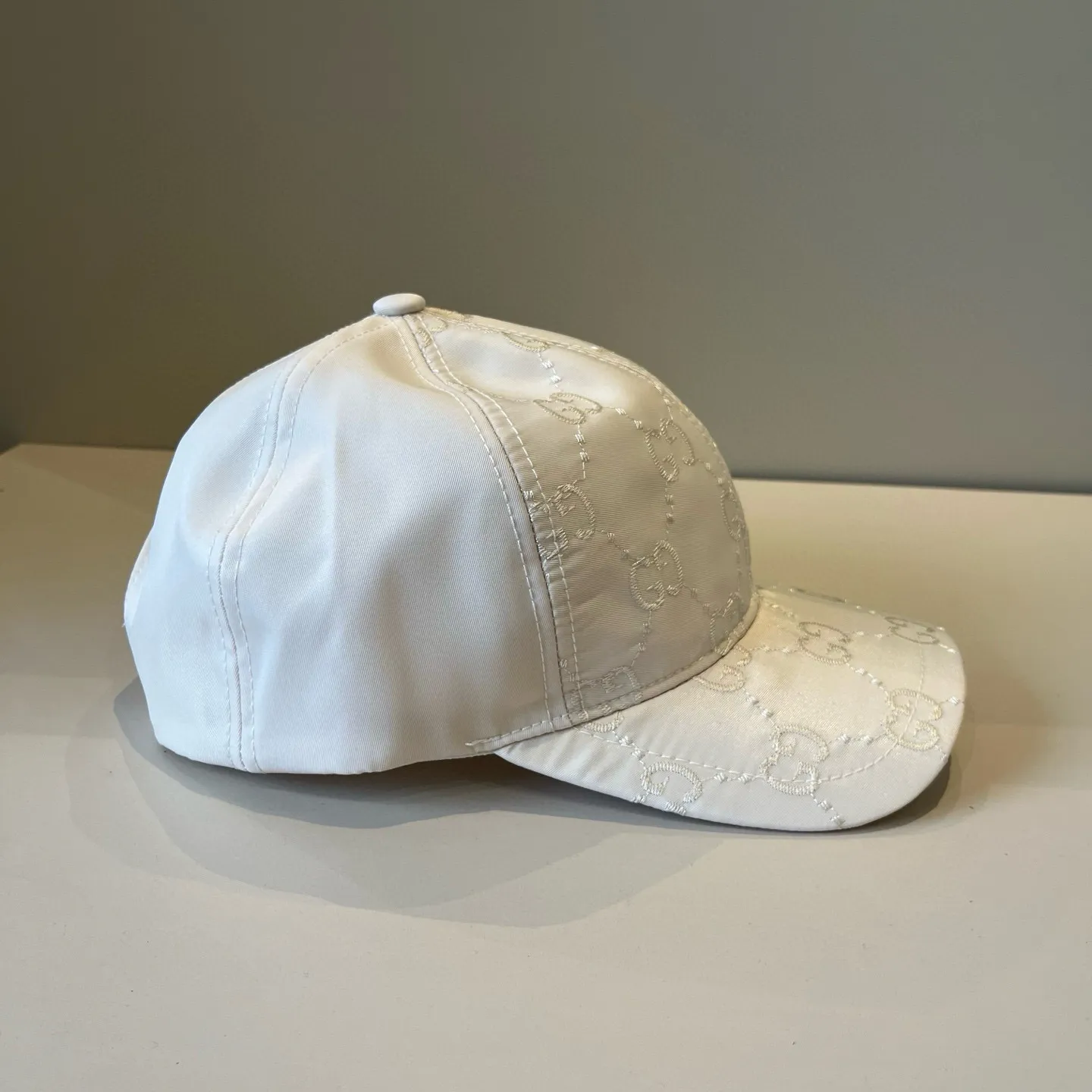 P60 Gucci Baseball Cap♥️GUCCI🧢New product from the official website, baseball cap, original quality, very popular 🔥🎩 The craftsmanship is very exquisite, high-end and classy! Low-key luxury, easy to carry! Running volume!
