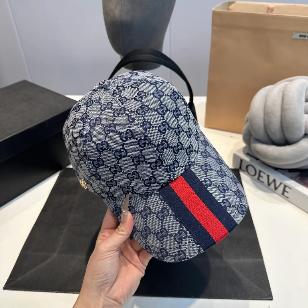 P70 original version shipped! Gucci's latest original baseball cap with wide webbing. 1:1 mold opening and customization at the counter, the highest version, original canvas fabric + first-layer cowhide, light and breathable! Photographed in real life, suitable for men and women in all seasons, basic head circumference 56