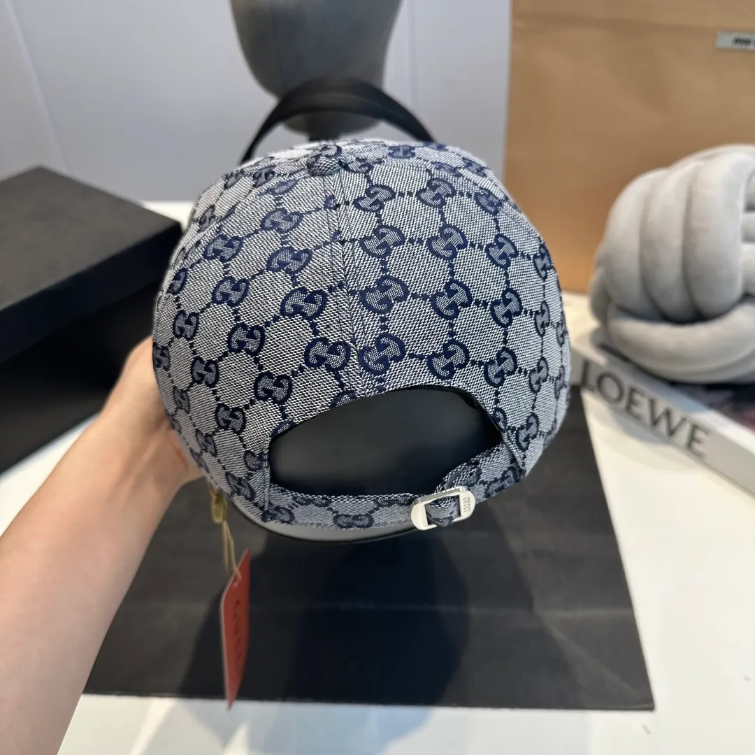 P70 original version shipped! Gucci's latest original baseball cap with wide webbing. 1:1 mold opening and customization at the counter, the highest version, original canvas fabric + first-layer cowhide, light and breathable! Photographed in real life, suitable for men and women in all seasons, basic head circumference 56