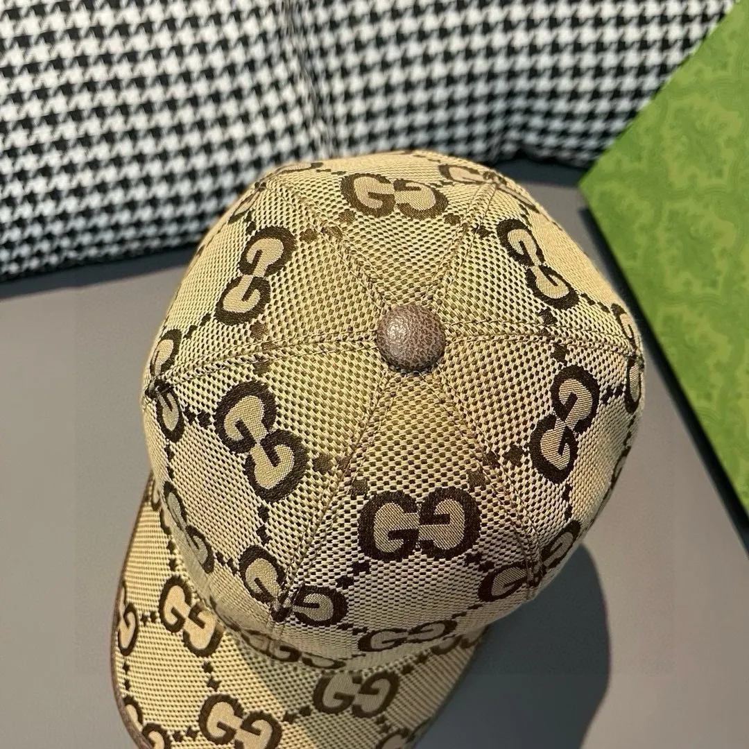 Batch 90 Gucci new original baseball cap, large double G, 1:1 mold customization at the counter, perfect pattern, original canvas fabric + first layer of cowhide, light and breathable! The basic head circumference is 56cm, and the patch is adjustable.