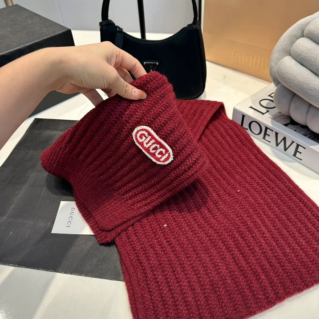 P180 Gucci three-piece set👏rabbit wool + cashmere knitted scarf and hat set, warm and fashionable, comfortable and soft texture, versatile style💑unisex, couple style