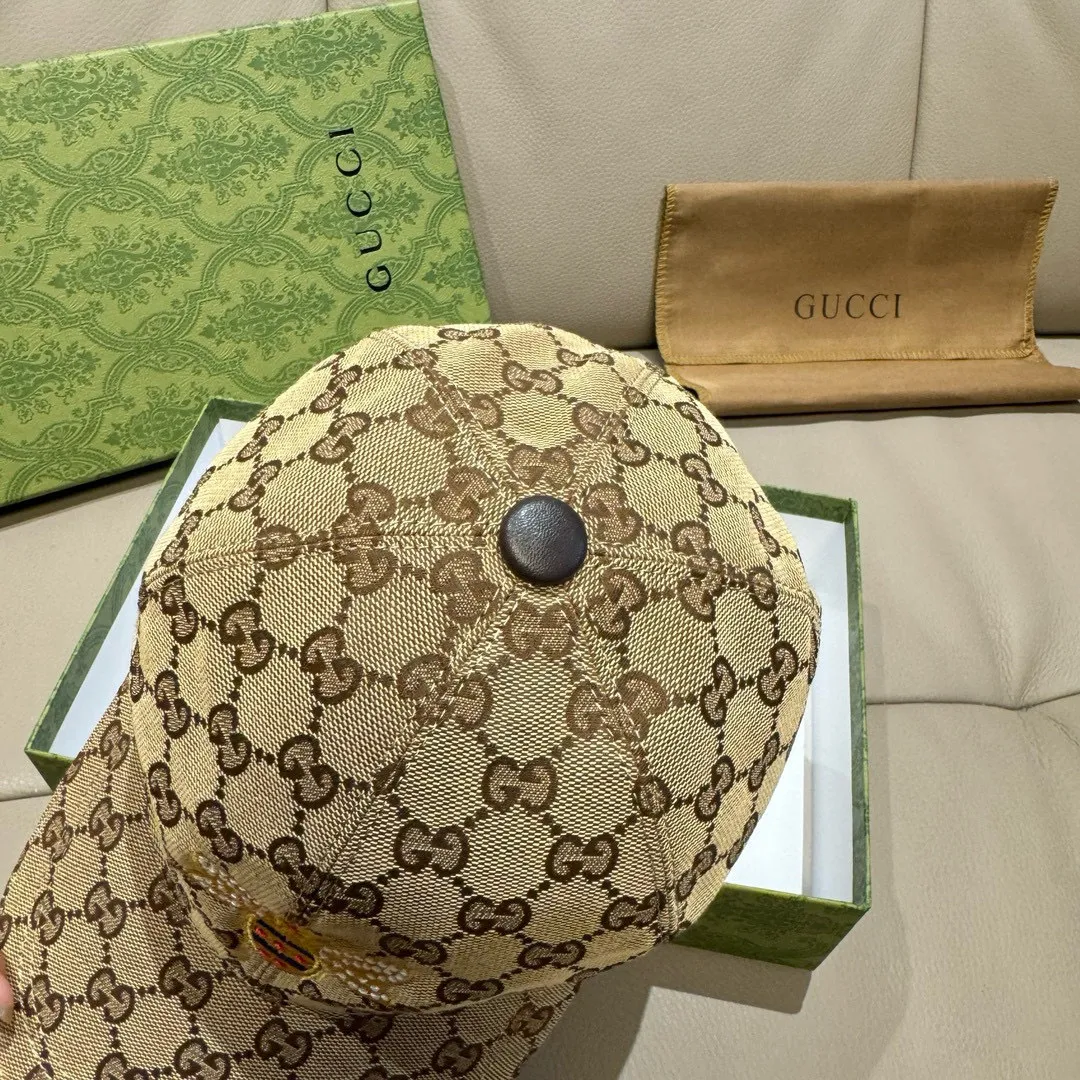 p90, Gucci (Gucci) original baseball cap, little bee embroidery, 1:1 mold customization, heavy embroidery, details comparable to counters, original canvas + first-layer cowhide, pure cotton lining, great quality! The first choice for handsome men and beautiful women, fashionable and versatile. Basic head circumference 56, adjustable patch
