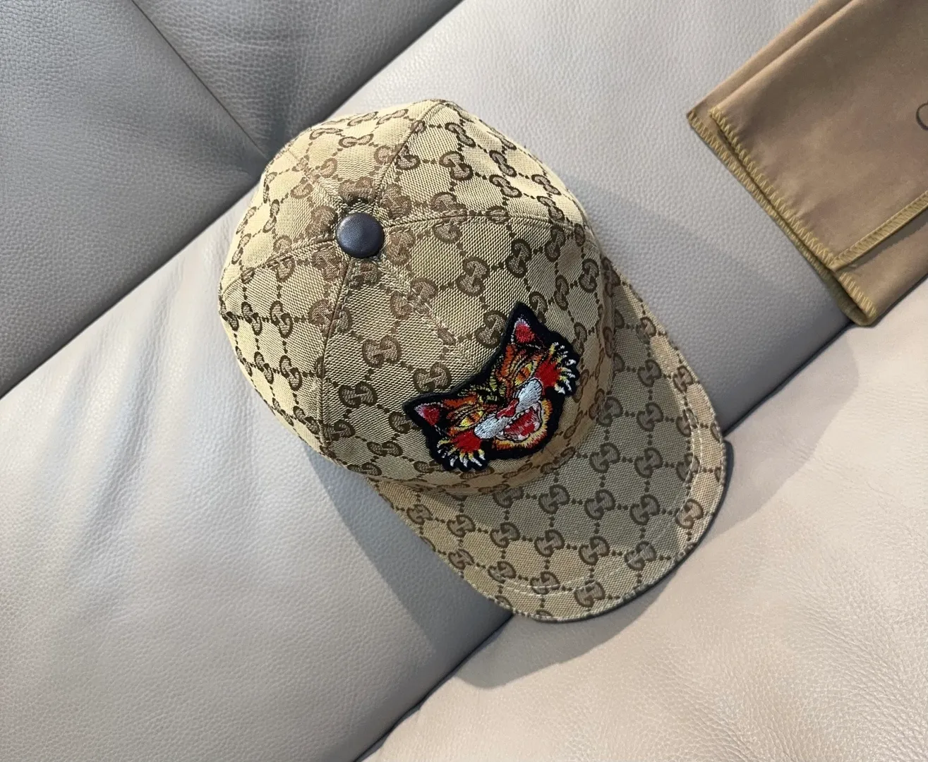 P90, Gucci (Gucci) new original baseball cap, tiger head embroidery, 1:1 mold customization, heavy embroidery, details comparable to counters, original canvas fabric + first-layer cowhide, excellent quality! The first choice for handsome men and beautiful women, fashionable and versatile. The basic head circumference is 56cm, and the patch is adjustable.