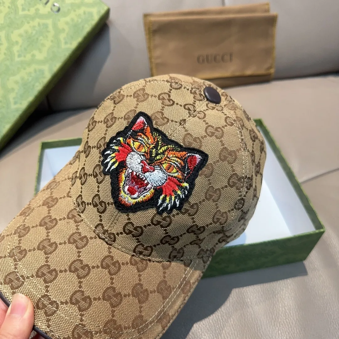 P90, Gucci (Gucci) new original baseball cap, tiger head embroidery, 1:1 mold customization, heavy embroidery, details comparable to counters, original canvas fabric + first-layer cowhide, excellent quality! The first choice for handsome men and beautiful women, fashionable and versatile. The basic head circumference is 56cm, and the patch is adjustable.