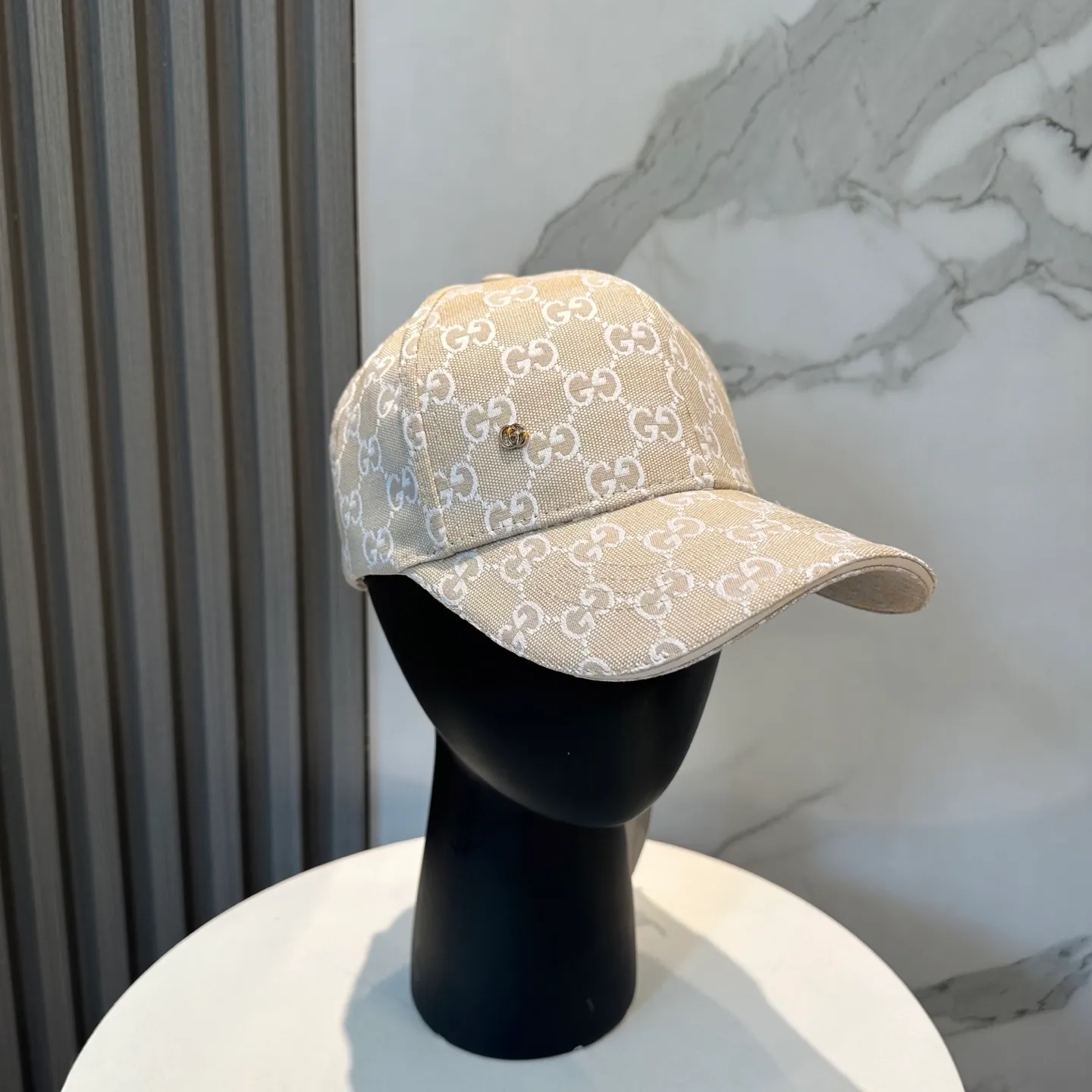 P54 Gucci (Gucci) classic original baseball cap😍Customized with 1:1 mold opening at the counter, the highest version, the original canvas is light and breathable! Photographed in real life, suitable for men and women in all seasons, basic head circumference 56cm, adjustable patches.