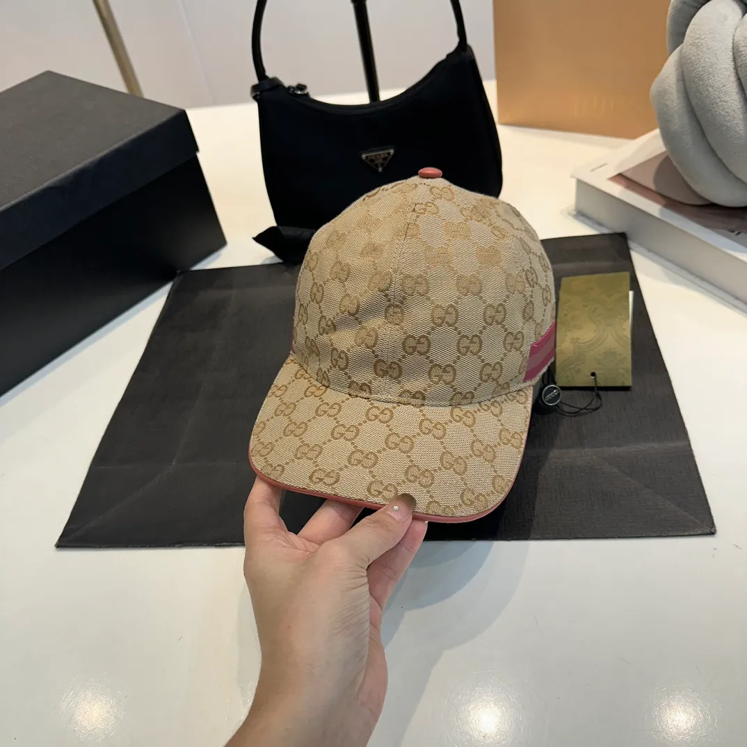 P240 GUCCI Gucci baseball cap customized fine webbing.   The craftsmanship is very exquisite, high-end and classy! Low-key luxury, easy to carry! The best-selling model in the counter, dark pattern small pair G, 1:1 mold opening and customization, waterproof fabric, pure cotton lining, light and breathable. Perfect fit, accurate alignment, each leather buckle has a different code, cow leather adjustment buckle, exclusive real shot, suitable for men and women.