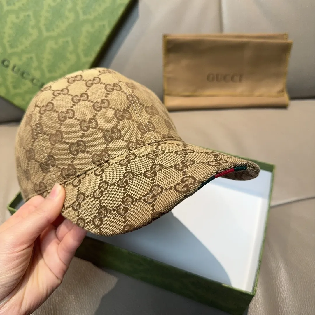 P90 original version shipped!   , Gucci (Gucci) latest original baseball cap, wide webbing. 1:1 mold opening and customization at the counter, the highest version, original canvas fabric + first-layer cowhide, light and breathable! Photographed in real life, suitable for men and women in all seasons, basic head circumference 56cm, adjustable patches.