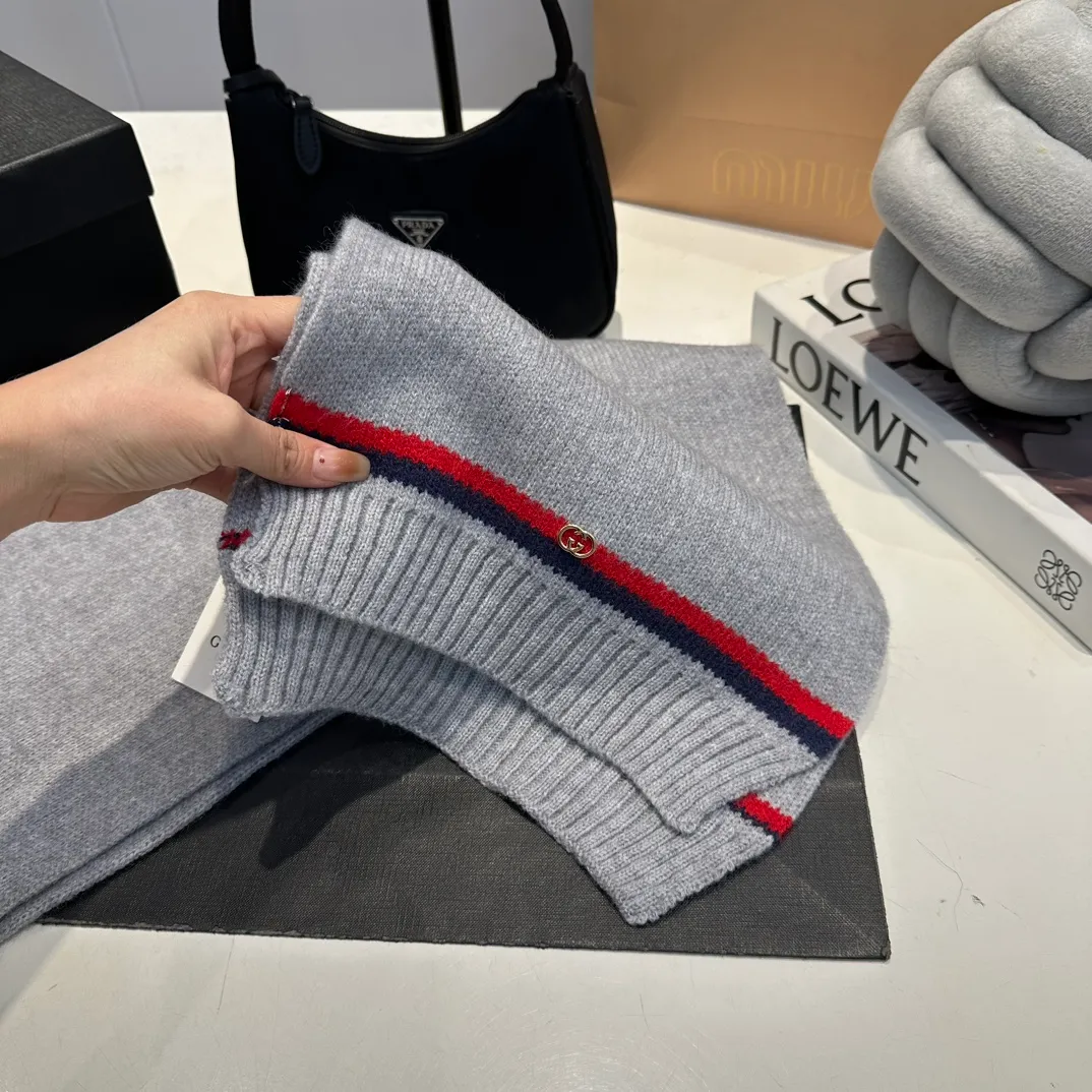 P180 (not ordinary goods in the market) GUCCI official website new wool cashmere suit series 🌟 hat + scarf + gloves official website synchronization, (same style for men and women) high quality, original fabric is very high-end, casual and versatile, simple yet elegant style, not to be missed!