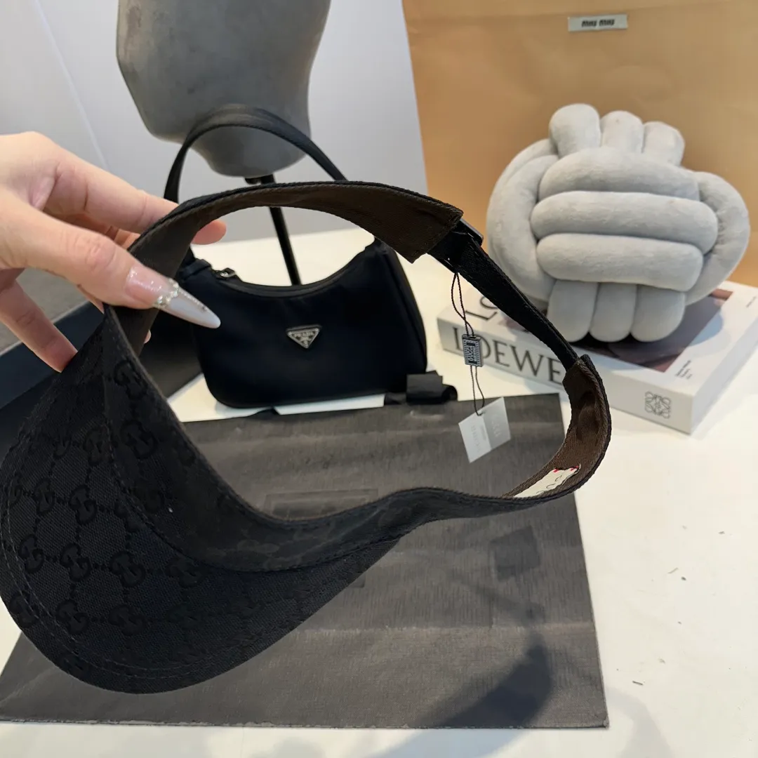 P90 GUCCI Gucci's latest original wide version of the web hat. 1:1 mold opening and customization at the counter, the highest version, original canvas fabric, light and breathable! Photographed in real life, suitable for men and women in all seasons, basic head circumference 56cm, adjustable patches