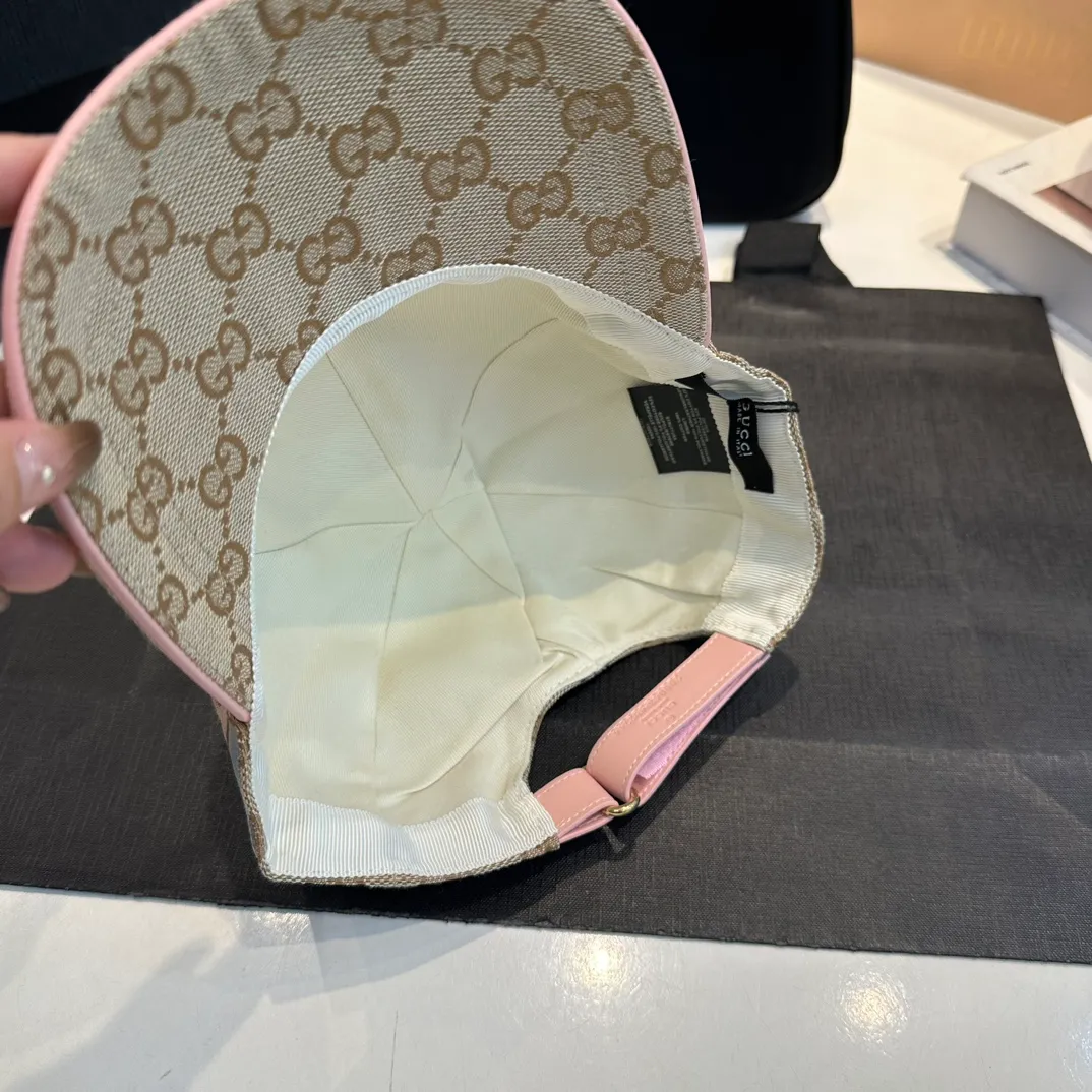 P240 GUCCI Gucci baseball cap, the craftsmanship is very exquisite, high-end and classy! Low-key luxury, easy to carry! The best-selling model in the counter, dark pattern small pair G, 1:1 mold opening and customization, waterproof fabric, pure cotton lining, light and breathable. Perfect fit, accurate alignment, each leather buckle has a different code, cow leather adjustment buckle, exclusive real shot, suitable for men and women.