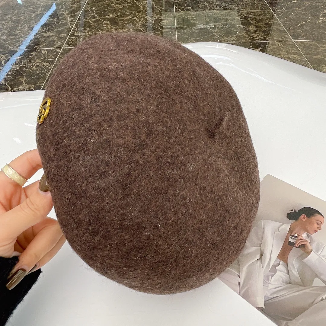 🉐90👒Gucci Gucci minimalist high-end cashmere beret. The hat shape is pure and original. This is a must-have. It looks so handsome with the chain. You must keep it for yourself~ The hat circumference is shaped and the overall shape is full and stylish. Head circumference: 57cm