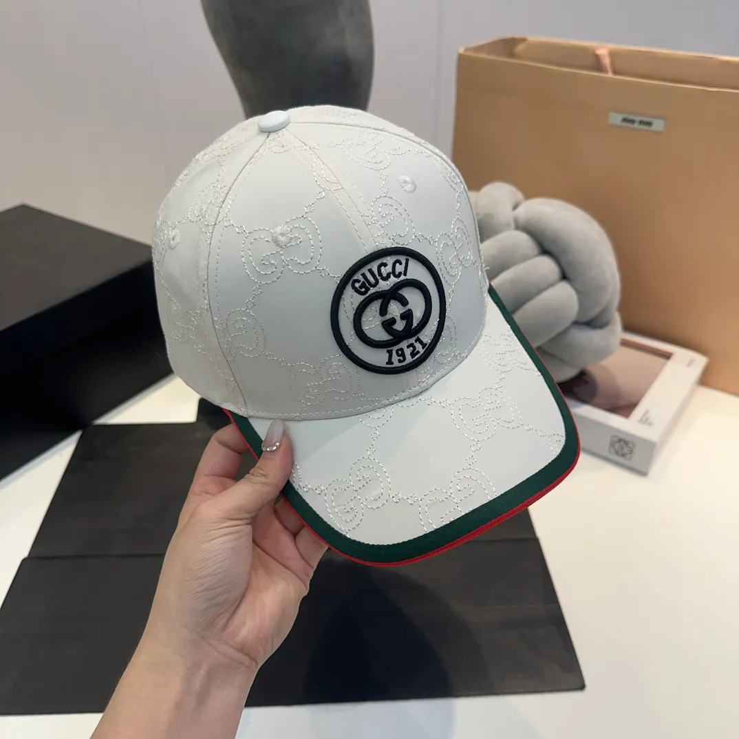 P56 New model shipped from the official website Gucci's latest original baseball cap, large double G, customized at the counter with 1:1 mold opening, light and breathable! Basic head circumference 56, adjustable patch