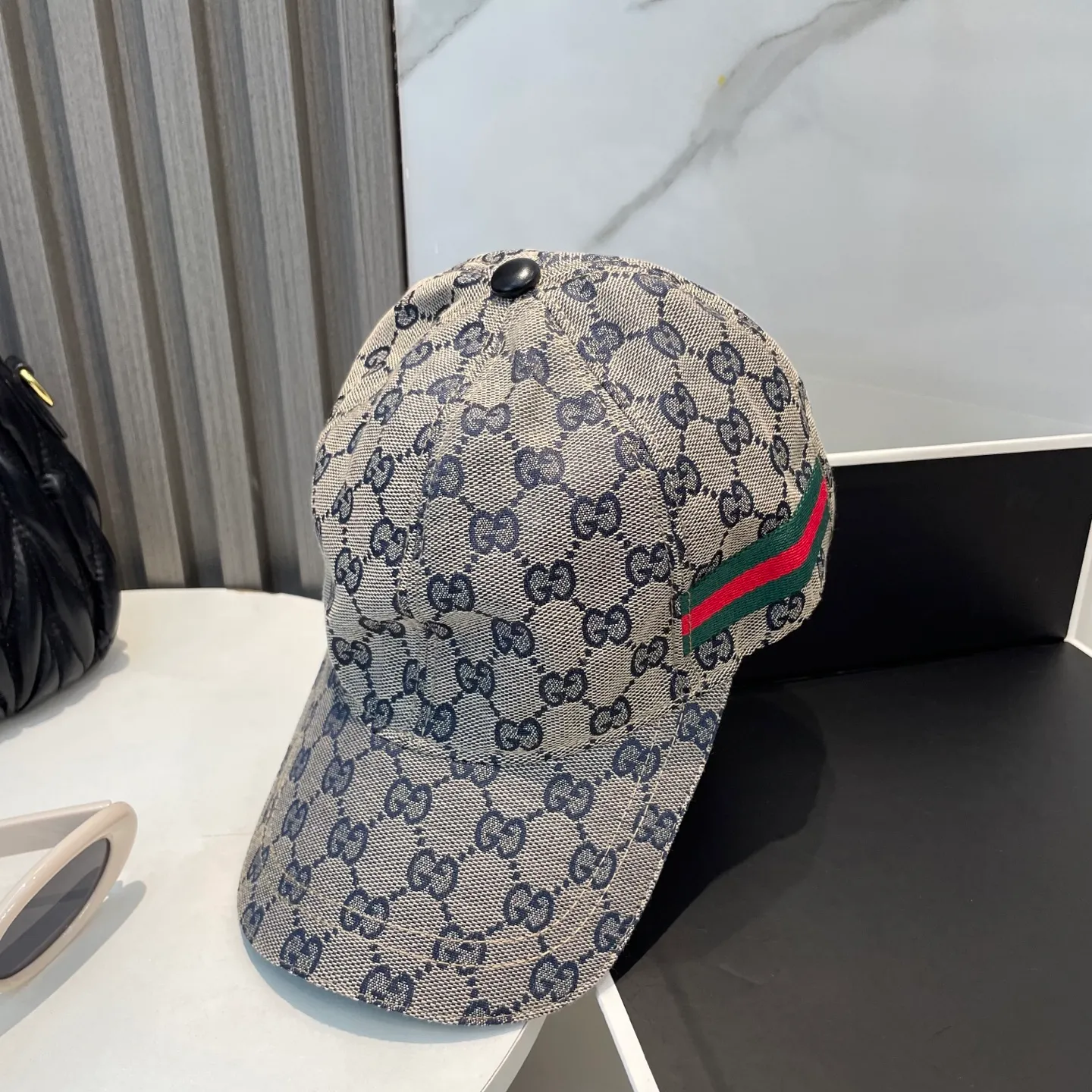 P60 Gucci (Gucci) classic original baseball cap😍Customized with 1:1 mold opening at the counter, the highest version, the original canvas is light and breathable! Photographed in real life, suitable for men and women in all seasons, basic head circumference 56cm, adjustable patches.