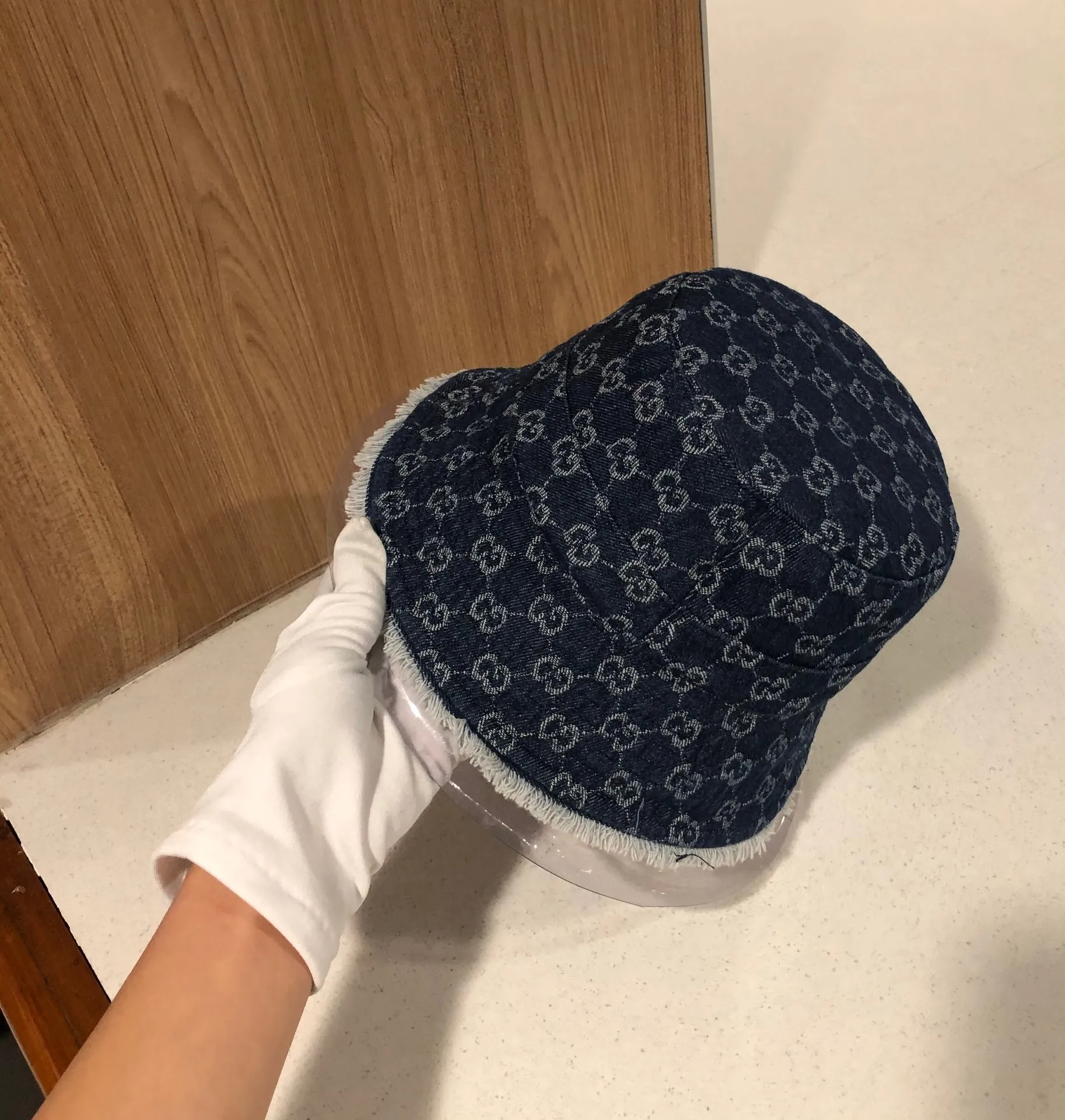 💰70 Gucci new model 🆕Trendy brand denim blue retro style bucket hat 🔸 Take it out for holiday travel and look beautiful❕ Second-hand style. This kind of hat is not easy to match 😬 Ready stock