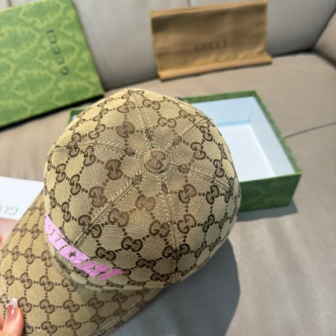 P90, Gucci's new original baseball cap, artistic word embroidery, 1:1 mold customization, heavy embroidery, details comparable to those at counters, original canvas fabric + first-layer cowhide, pure cotton lining, great quality! The first choice for handsome men and beautiful women, fashionable and versatile. Basic head circumference 56, adjustable patch