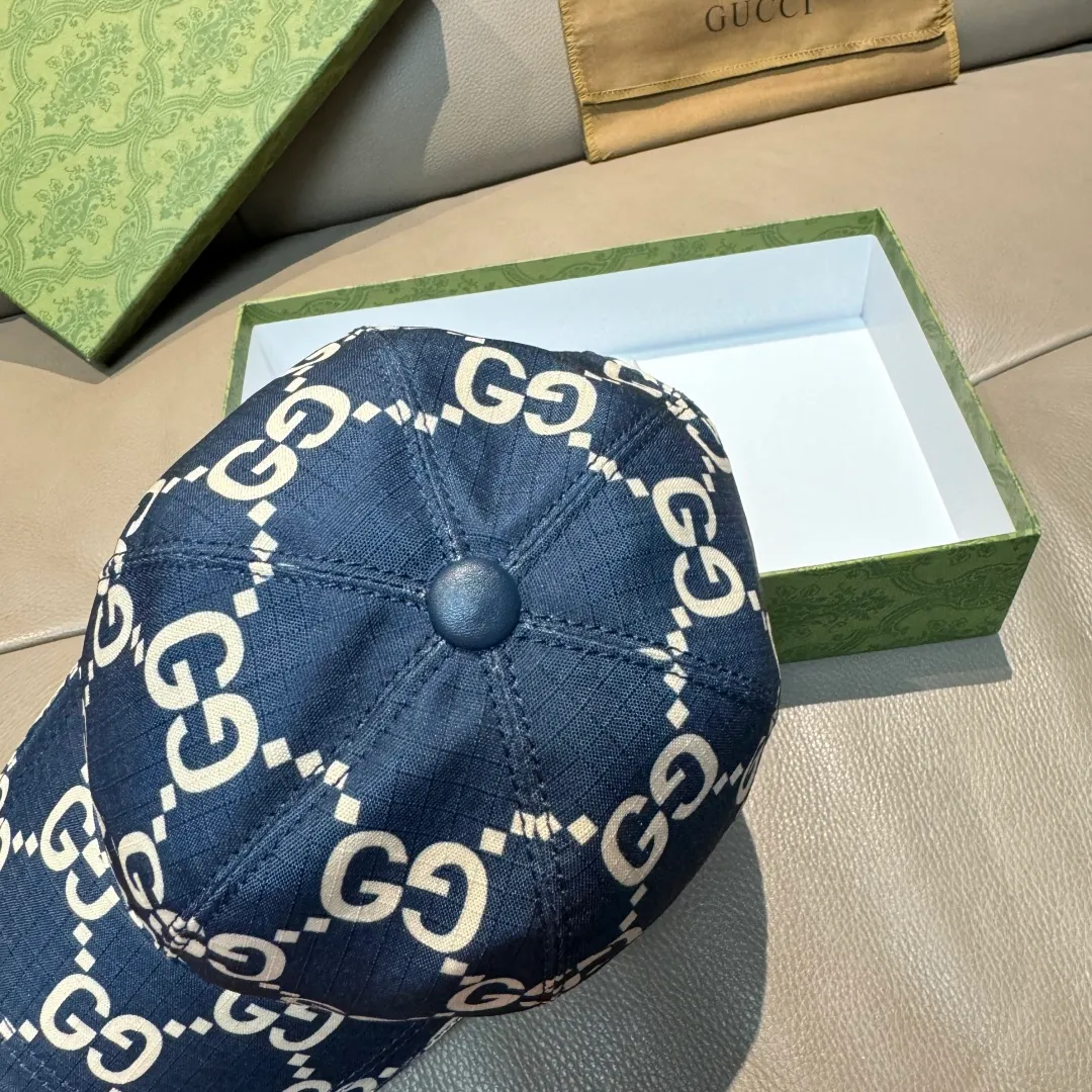 p90 New model shipped from official website. Gucci's latest original baseball cap, large double G, 1:1 mold customization at the counter, perfect alignment, original canvas fabric + first-layer cowhide, light and breathable! The basic head circumference is 56cm, and the patch is adjustable.