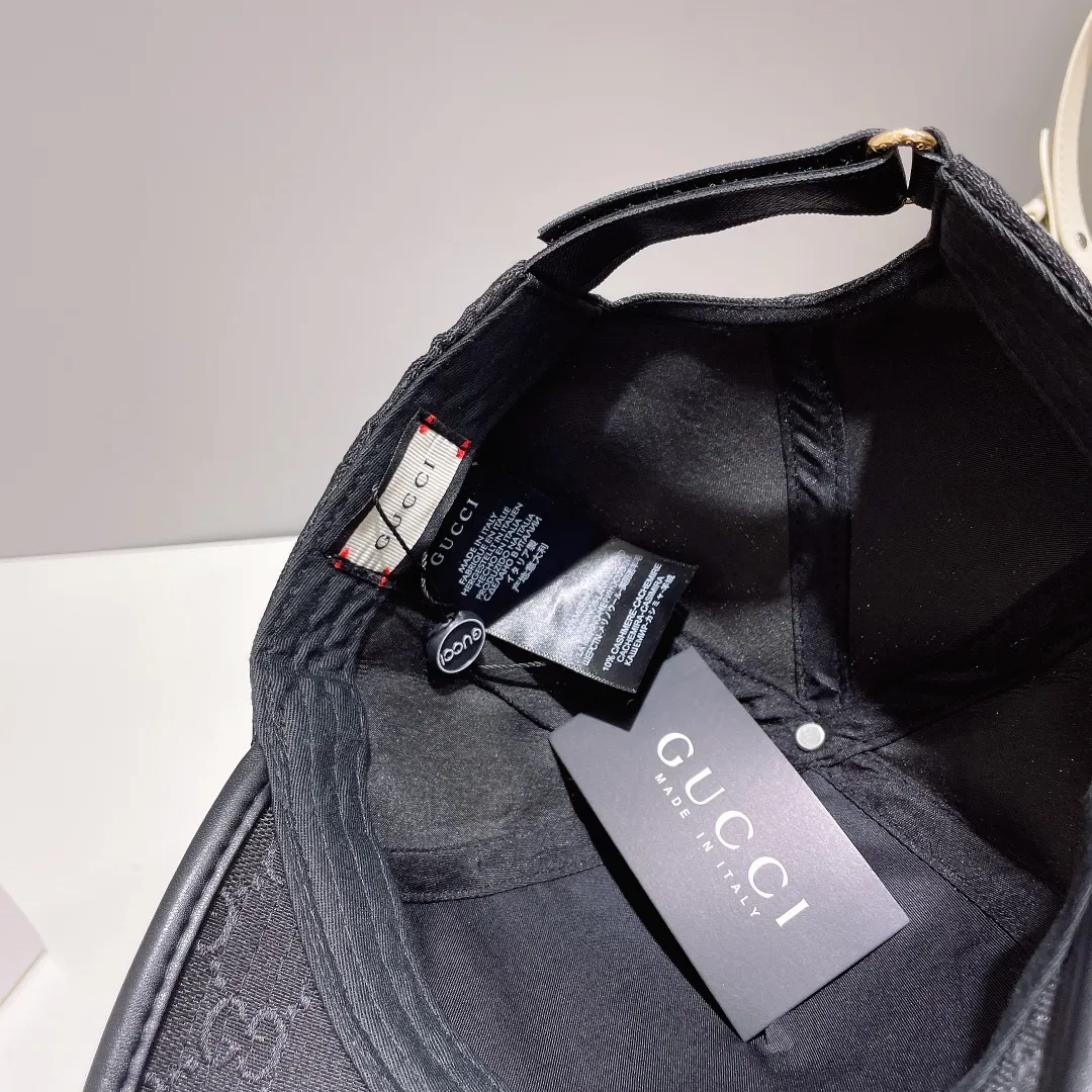 P56 new model is shipped! Gucci (Gucci) co-branded new baseball cap, the latest model at the counter, embroidery, 1:1 mold customization, original breathable canvas fabric + first-layer cowhide, perfect details, original quality, exclusive physical shooting, suitable for men and women. ,
