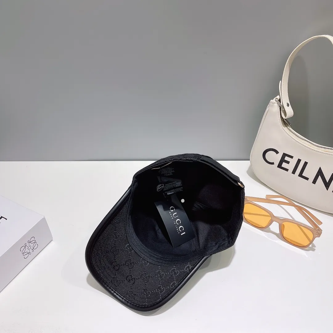 P56 new model is shipped! Gucci (Gucci) co-branded new baseball cap, the latest model at the counter, embroidery, 1:1 mold customization, original breathable canvas fabric + first-layer cowhide, perfect details, original quality, exclusive physical shooting, suitable for men and women. ,