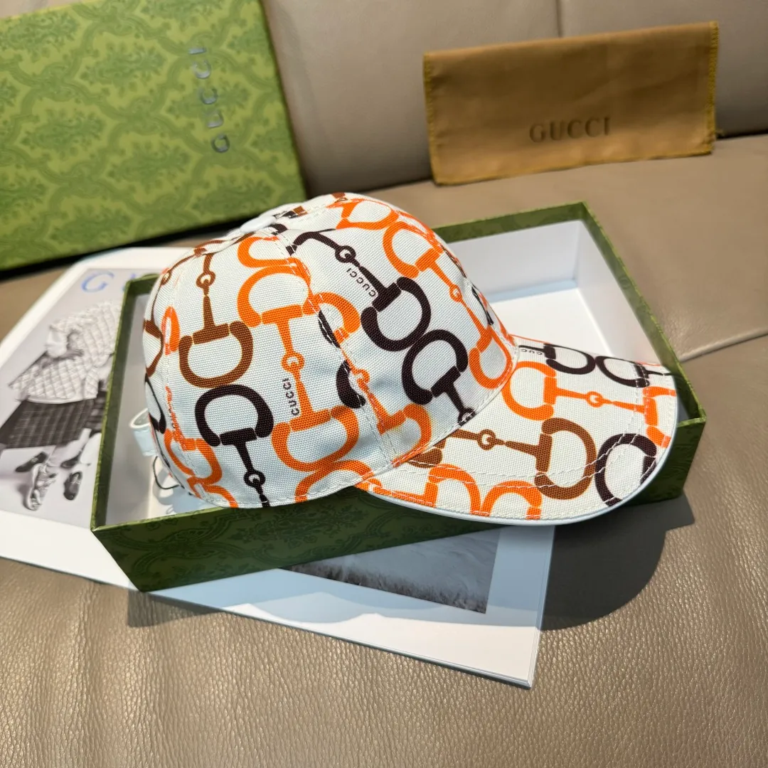 p90 Horsebit buckle shipped. Gucci new original baseball cap, horsebit buckle baseball cap. 1:1 mold opening and customization at the counter, original canvas fabric + first layer of cowhide, light and breathable! The basic head circumference is 56cm, and the patch is adjustable.