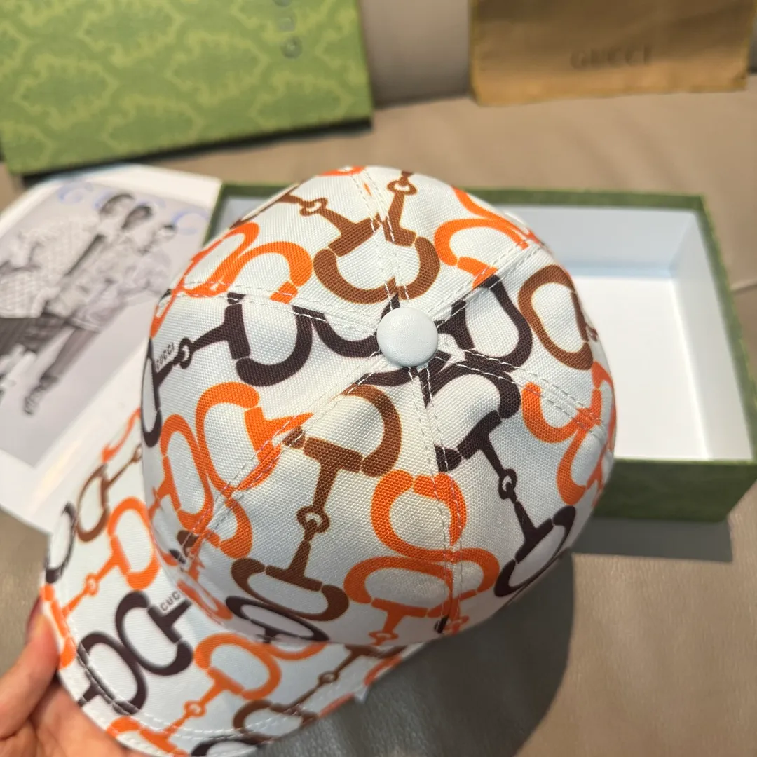 p90 Horsebit buckle shipped. Gucci new original baseball cap, horsebit buckle baseball cap. 1:1 mold opening and customization at the counter, original canvas fabric + first layer of cowhide, light and breathable! The basic head circumference is 56cm, and the patch is adjustable.