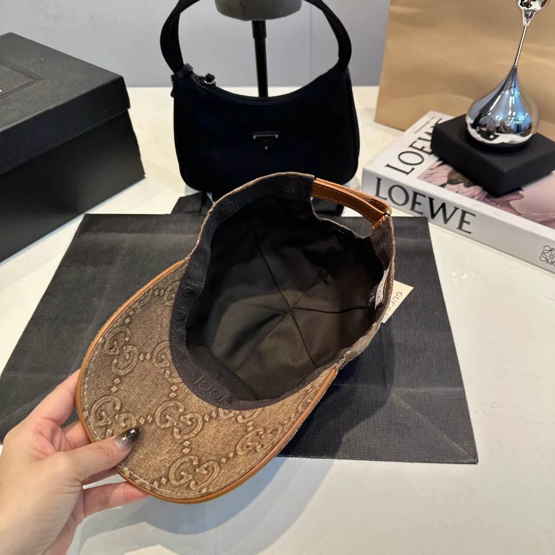 P900,000 classic model is shipped in new colors! Gucci (Gucci) classic original baseball cap 😍😍Customized at the 1:1 counter mold, the highest version, original canvas + first-layer cowhide, light and breathable! Photographed in real life, suitable for men and women in all seasons, basic head circumference 56cm, adjustable patches.