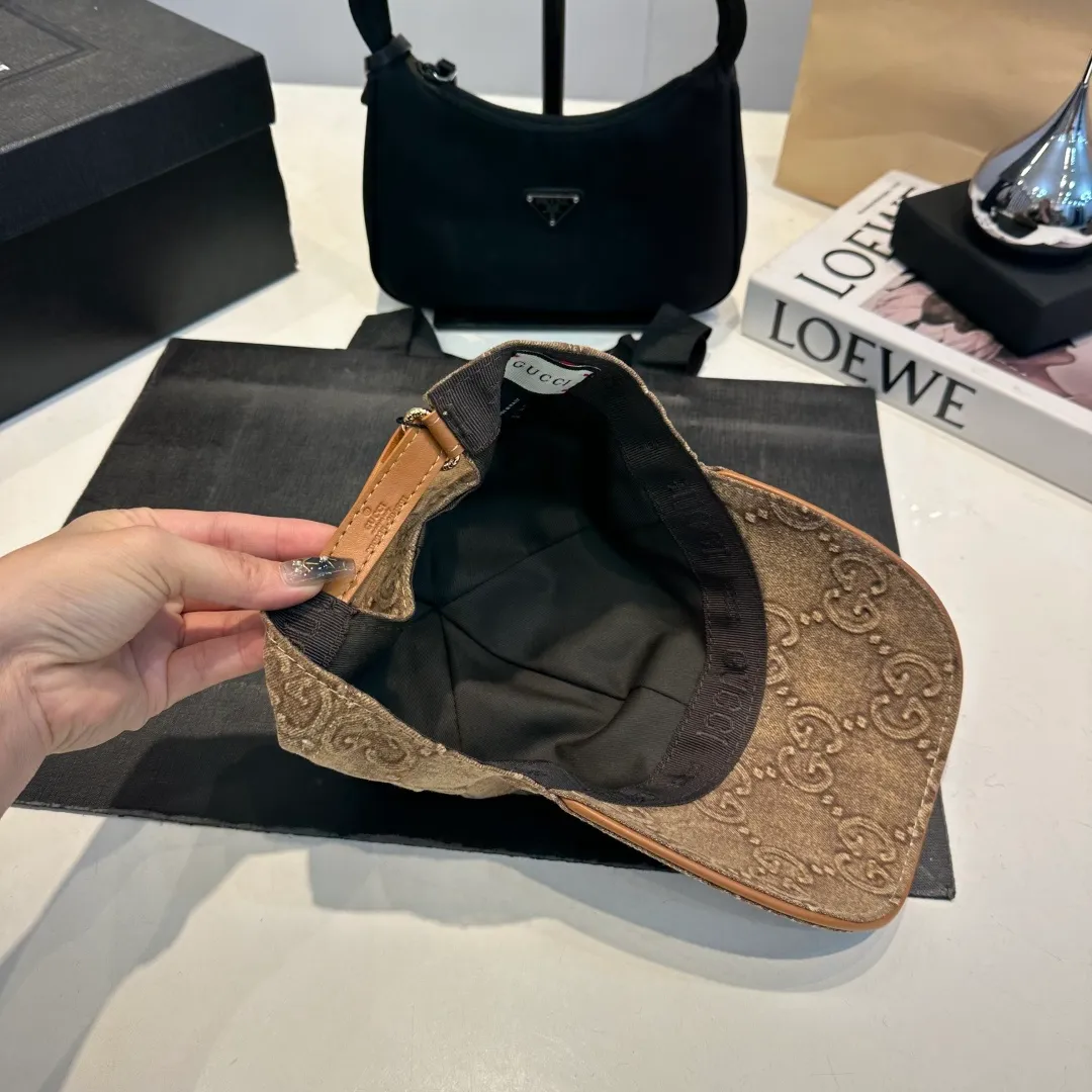 P900,000 classic model is shipped in new colors! Gucci (Gucci) classic original baseball cap 😍😍Customized at the 1:1 counter mold, the highest version, original canvas + first-layer cowhide, light and breathable! Photographed in real life, suitable for men and women in all seasons, basic head circumference 56cm, adjustable patches.